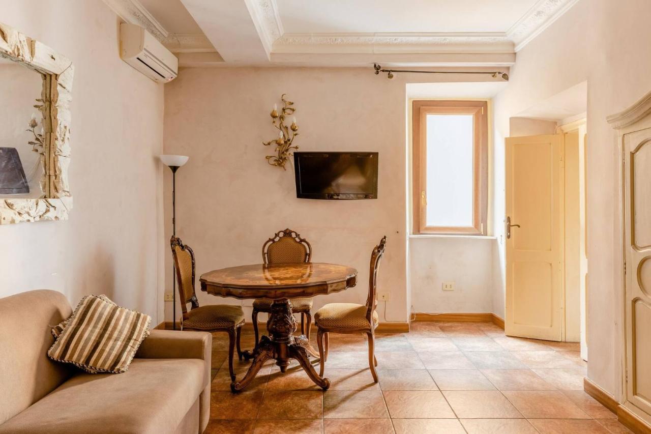 Apartment Right In The Ancient Historical Center Two Bedrooms Two Bath, Up To 6 Pax Rom
