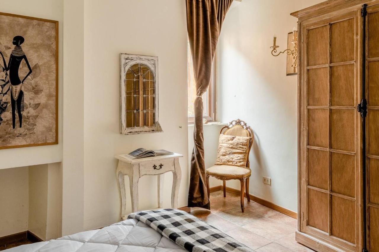 Apartment Right In The Ancient Historical Center Two Bedrooms Two Bath, Up To 6 Pax Rom